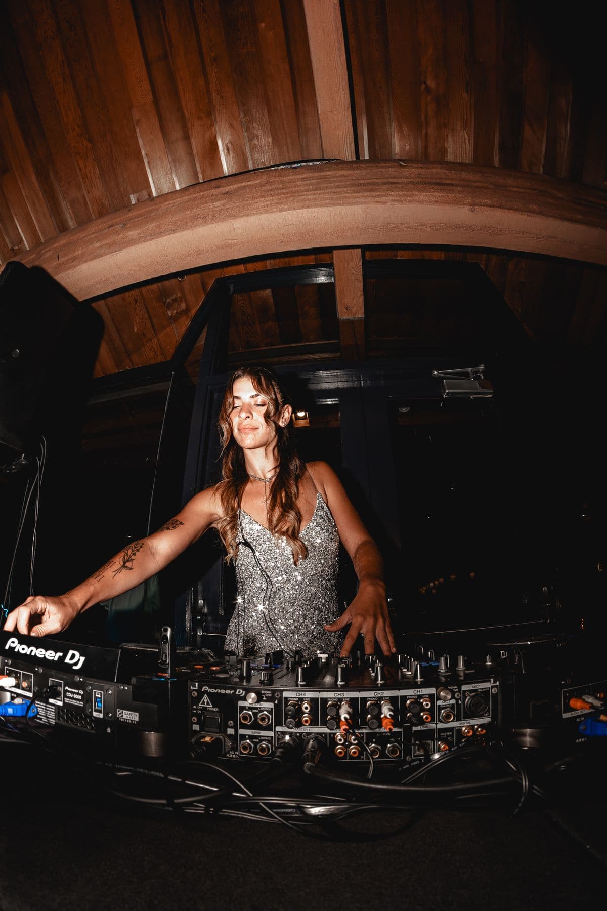 Maru Bravo at the decks under a wooden arched ceiling