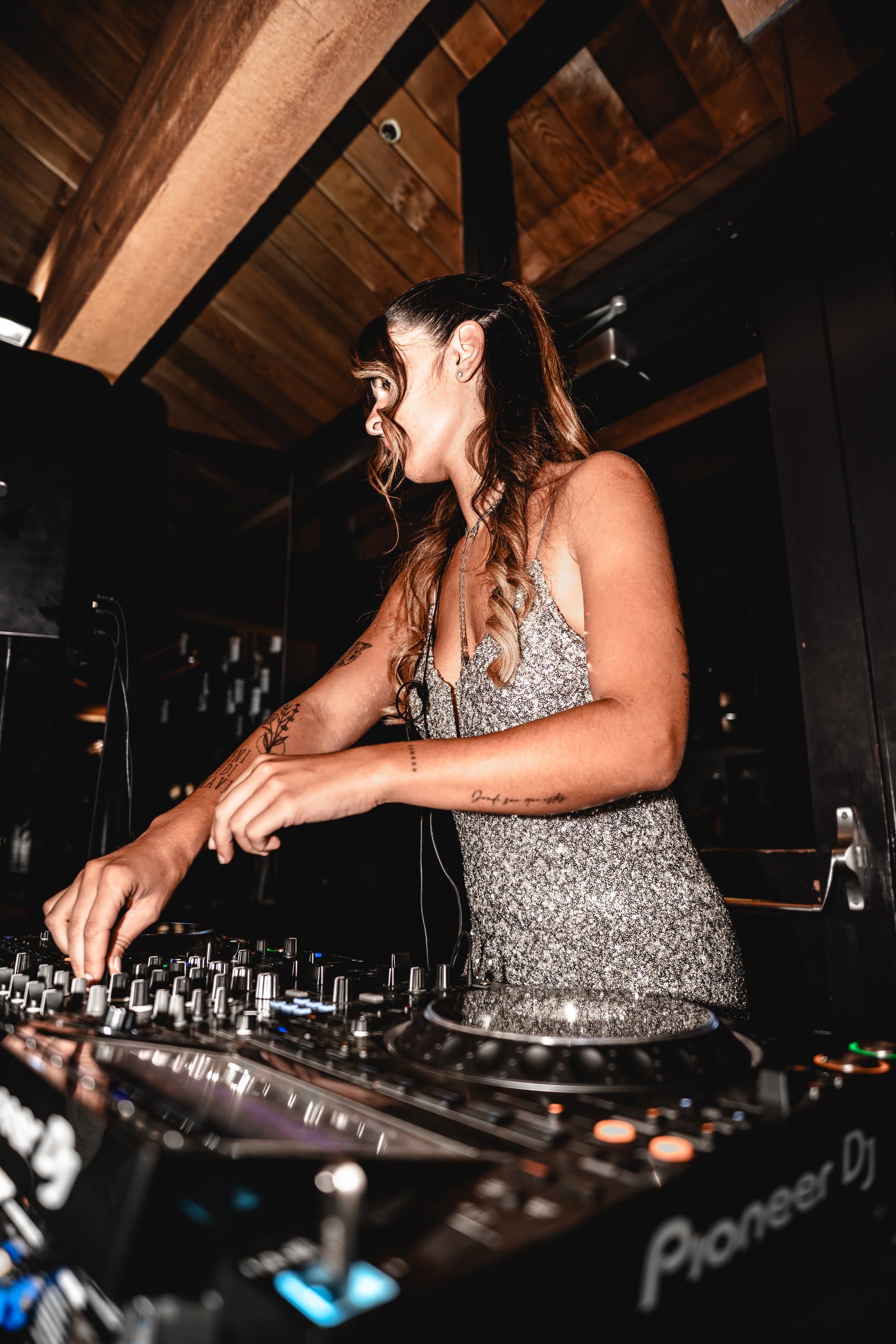 Maru Bravo working the mixer mid-set