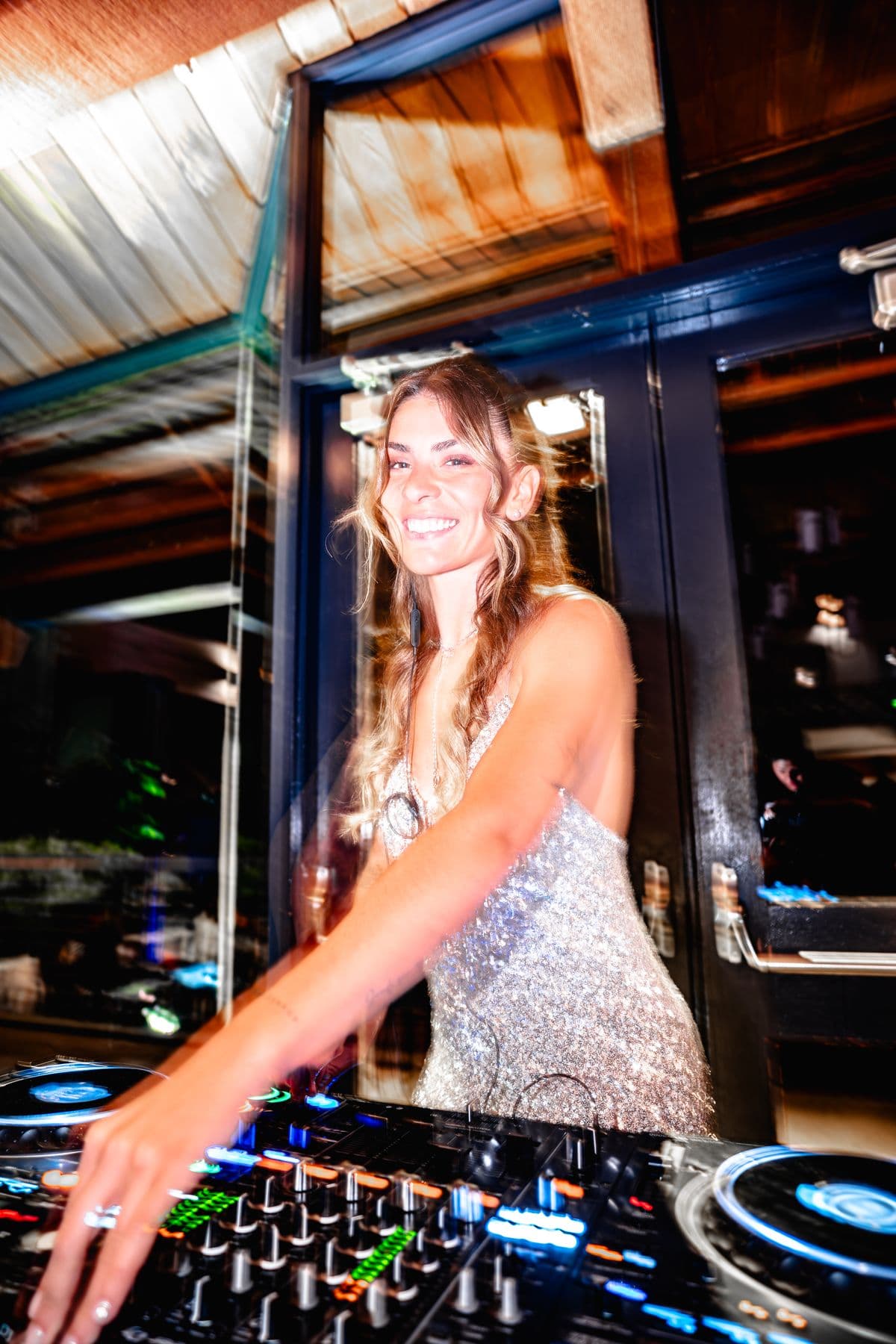 Maru Bravo at the decks by the window light