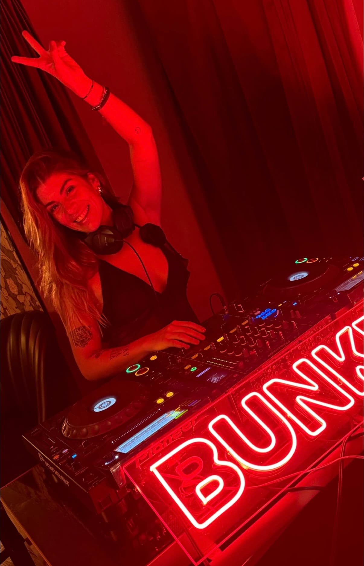 Bunker, red neon booth